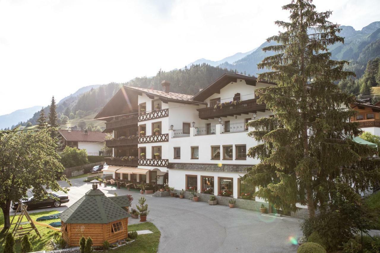 Hotel Alpina Superior Петтной-ам-Арльберг Екстер'єр фото